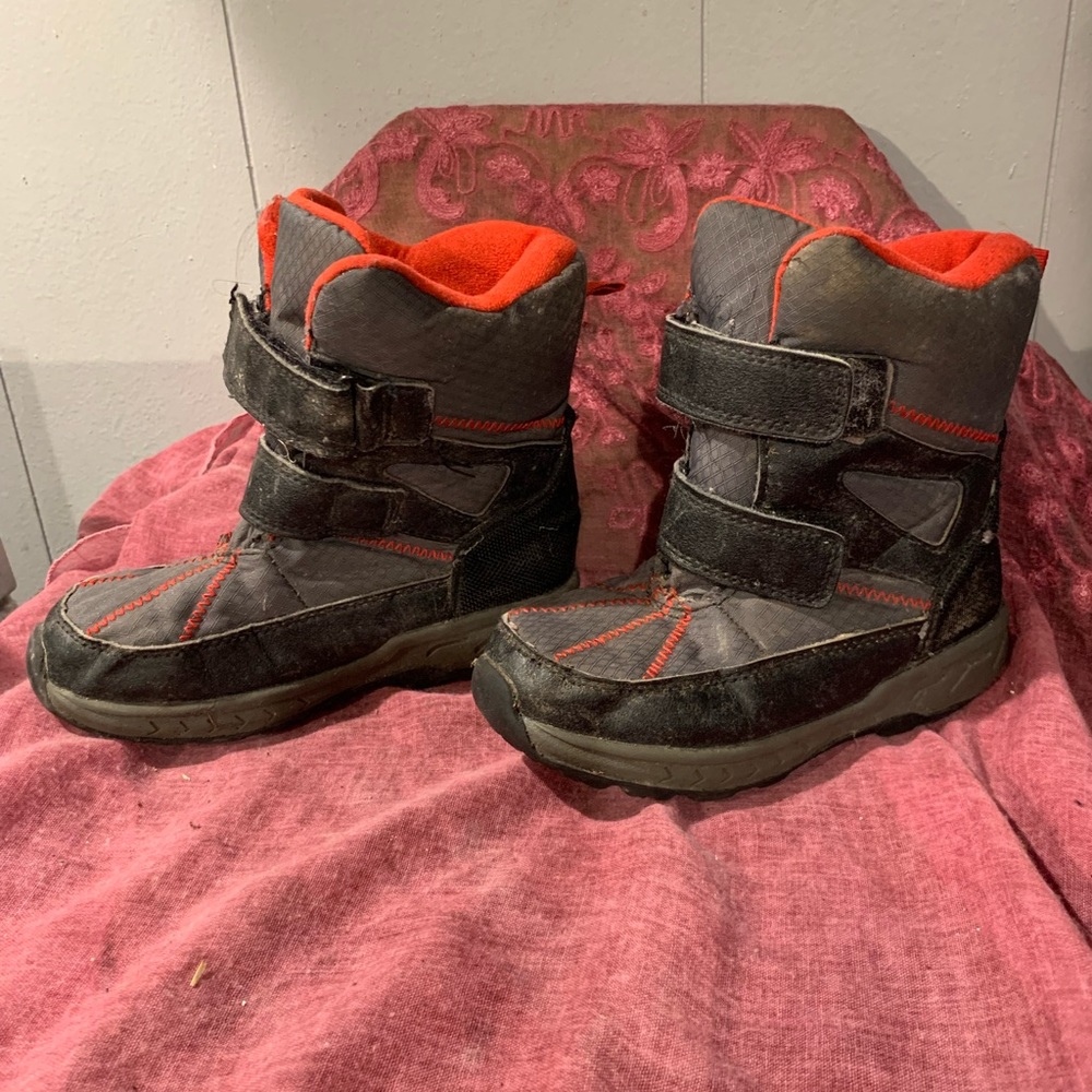 Carter’s Size 13 Youth Booth Snow Boots Black Gray Red